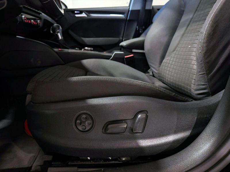 Audi A3 Spb 1.8 Tfsi 2013/2014 SIM VEÍCULOS PORTO ALEGRE / Carros no Vale Audi A3 Spb 1.8 Tfsi 2013/2014 SIM VEÍCULOS PORTO ALEGRE / Carros no Vale