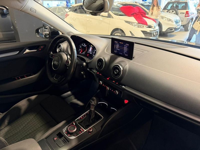 Audi A3 Spb 1.8 Tfsi 2013/2014 SIM VEÍCULOS PORTO ALEGRE / Carros no Vale Audi A3 Spb 1.8 Tfsi 2013/2014 SIM VEÍCULOS PORTO ALEGRE / Carros no Vale