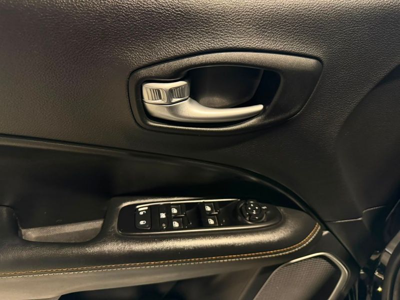 Jeep Compass 2.0 16v Sport 2017/2018 SIM VEÍCULOS PORTO ALEGRE / Carros no Vale