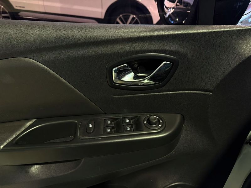Renault Captur Zen 1.6 16v Mec 2017/2018 SIM VEÍCULOS PORTO ALEGRE / Carros no Vale Renault Captur Zen 1.6 16v Mec 2017/2018 SIM VEÍCULOS PORTO ALEGRE / Carros no Vale