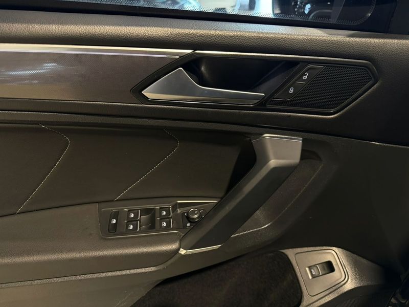 Volkswagen Tiguan Allspac Rline 350 Tsi 2.0 4×4 2018/2018 SIM VEÍCULOS PORTO ALEGRE / Carros no Vale Volkswagen Tiguan Allspac Rline 350 Tsi 2.0 4×4 2018/2018 SIM VEÍCULOS PORTO ALEGRE / Carros no Vale