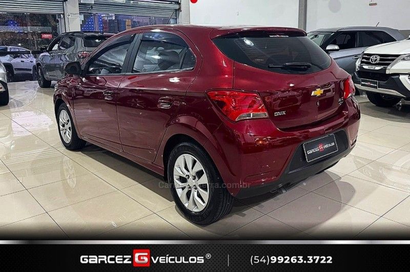 CHEVROLET ONIX 1.4 MPFI LT 8V 2017/2018 GARCEZ VEÍCULOS BENTO GONÇALVES / Carros no Vale