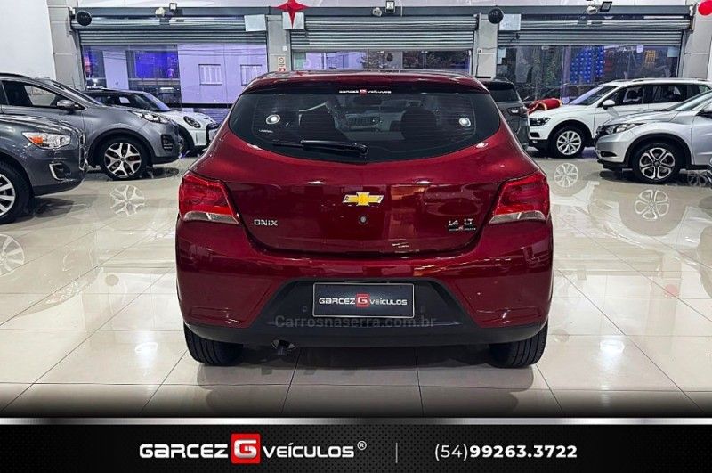 CHEVROLET ONIX 1.4 MPFI LT 8V 2017/2018 GARCEZ VEÍCULOS BENTO GONÇALVES / Carros no Vale