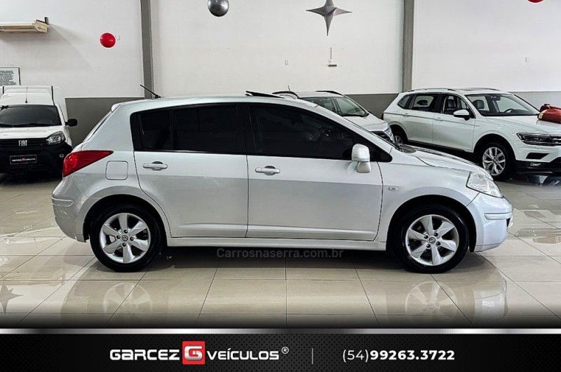 NISSAN TIIDA 1.8 SL 16V 2010/2011 GARCEZ VEÍCULOS BENTO GONÇALVES / Carros no Vale NISSAN TIIDA 1.8 SL 16V 2010/2011 GARCEZ VEÍCULOS BENTO GONÇALVES / Carros no Vale
