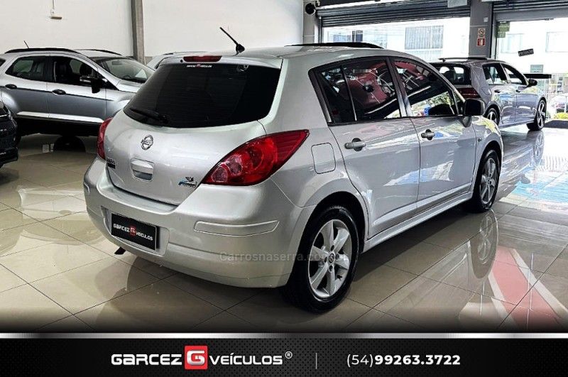 NISSAN TIIDA 1.8 SL 16V 2010/2011 GARCEZ VEÍCULOS BENTO GONÇALVES / Carros no Vale NISSAN TIIDA 1.8 SL 16V 2010/2011 GARCEZ VEÍCULOS BENTO GONÇALVES / Carros no Vale