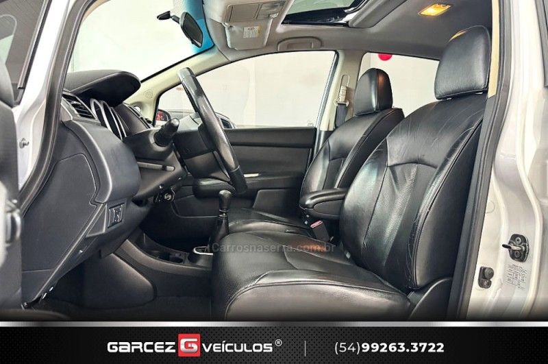 NISSAN TIIDA 1.8 SL 16V 2010/2011 GARCEZ VEÍCULOS BENTO GONÇALVES / Carros no Vale NISSAN TIIDA 1.8 SL 16V 2010/2011 GARCEZ VEÍCULOS BENTO GONÇALVES / Carros no Vale