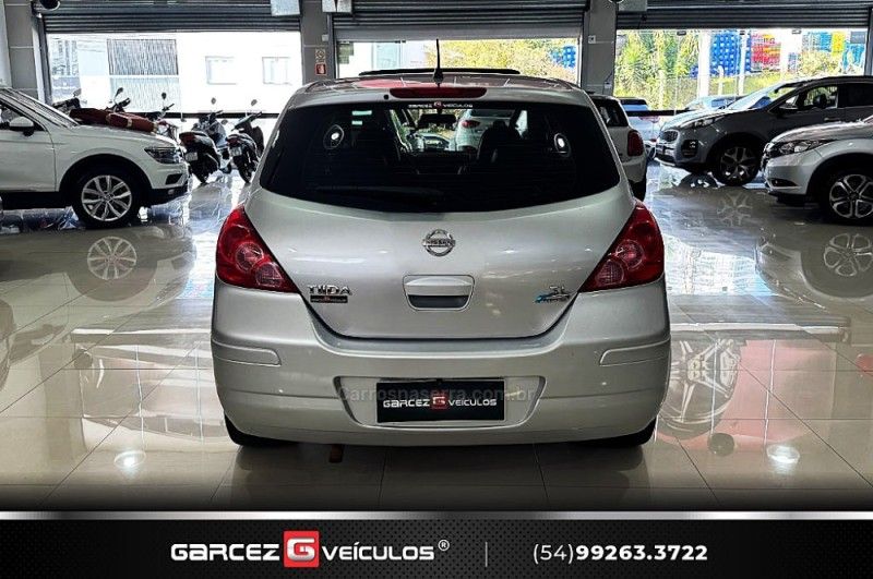 NISSAN TIIDA 1.8 SL 16V 2010/2011 GARCEZ VEÍCULOS BENTO GONÇALVES / Carros no Vale NISSAN TIIDA 1.8 SL 16V 2010/2011 GARCEZ VEÍCULOS BENTO GONÇALVES / Carros no Vale