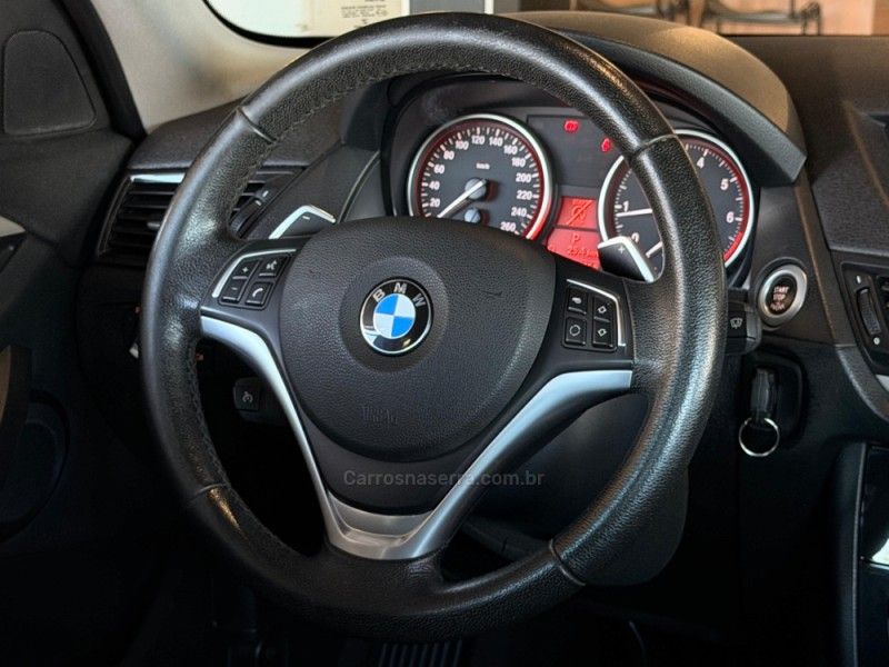 BMW X1 2.0 SDRIVE20I M SPORT ACTIVEFLEX 25 ANOS 16V TURBO 2015/2015 GRIFFCAR MULTIMARCAS DOIS IRMÃOS / Carros no Vale BMW X1 2.0 SDRIVE20I M SPORT ACTIVEFLEX 25 ANOS 16V TURBO 2015/2015 GRIFFCAR MULTIMARCAS DOIS IRMÃOS / Carros no Vale
