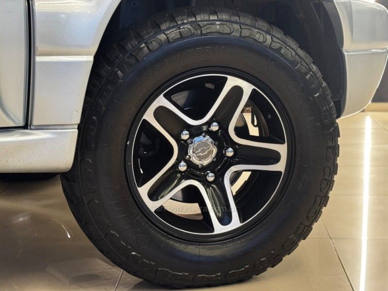CHEVROLET TRACKER 2.0 4X4 16V 2008/2008 GRIFFCAR MULTIMARCAS DOIS IRMÃOS / Carros no Vale