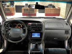 CHEVROLET TRACKER 2.0 4X4 16V 2008/2008 GRIFFCAR MULTIMARCAS DOIS IRMÃOS / Carros no Vale