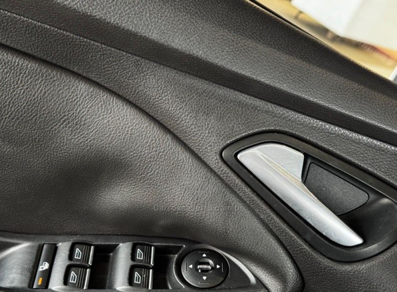 FORD FOCUS 2.0 16V 2014/2014 GRIFFCAR MULTIMARCAS DOIS IRMÃOS / Carros no Vale FORD FOCUS 2.0 16V 2014/2014 GRIFFCAR MULTIMARCAS DOIS IRMÃOS / Carros no Vale