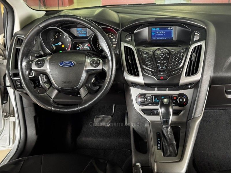 FORD FOCUS 2.0 16V 2014/2014 GRIFFCAR MULTIMARCAS DOIS IRMÃOS / Carros no Vale FORD FOCUS 2.0 16V 2014/2014 GRIFFCAR MULTIMARCAS DOIS IRMÃOS / Carros no Vale