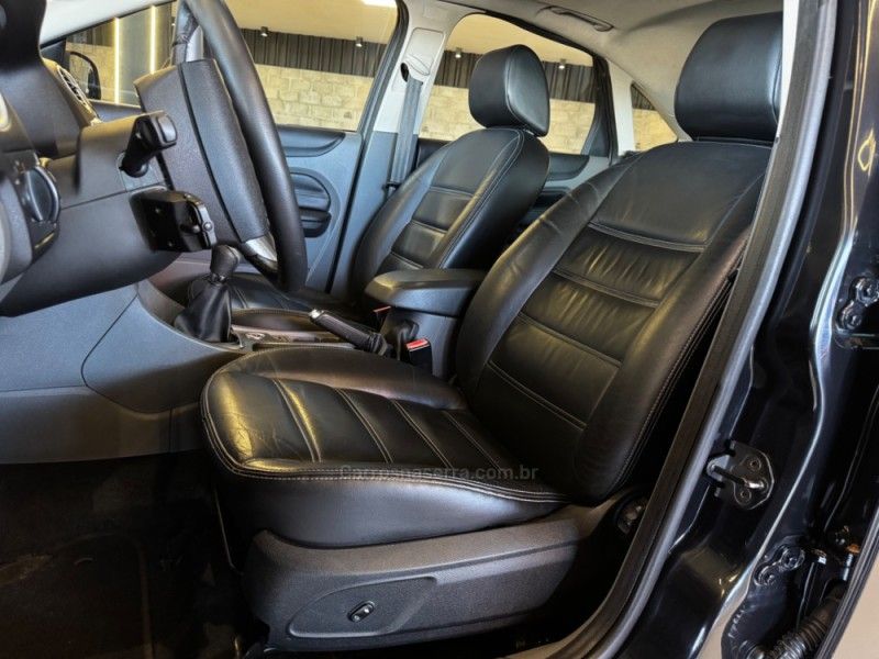 FORD FOCUS 2.0 GHIA 16V 2010/2011 GRIFFCAR MULTIMARCAS DOIS IRMÃOS / Carros no Vale FORD FOCUS 2.0 GHIA 16V 2010/2011 GRIFFCAR MULTIMARCAS DOIS IRMÃOS / Carros no Vale