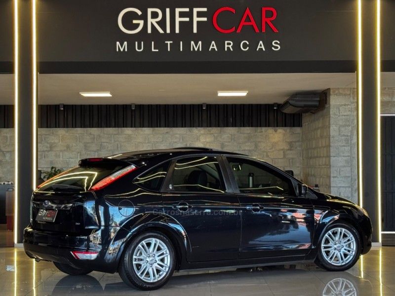 FORD FOCUS 2.0 GHIA 16V 2010/2011 GRIFFCAR MULTIMARCAS DOIS IRMÃOS / Carros no Vale FORD FOCUS 2.0 GHIA 16V 2010/2011 GRIFFCAR MULTIMARCAS DOIS IRMÃOS / Carros no Vale