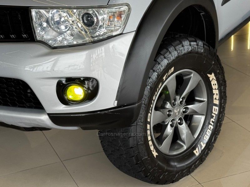 MITSUBISHI PAJERO DAKAR 3.2 4X4 16V TURBO INTERCOOLER 2012/2013 GRIFFCAR MULTIMARCAS DOIS IRMÃOS / Carros no Vale MITSUBISHI PAJERO DAKAR 3.2 4X4 16V TURBO INTERCOOLER 2012/2013 GRIFFCAR MULTIMARCAS DOIS IRMÃOS / Carros no Vale