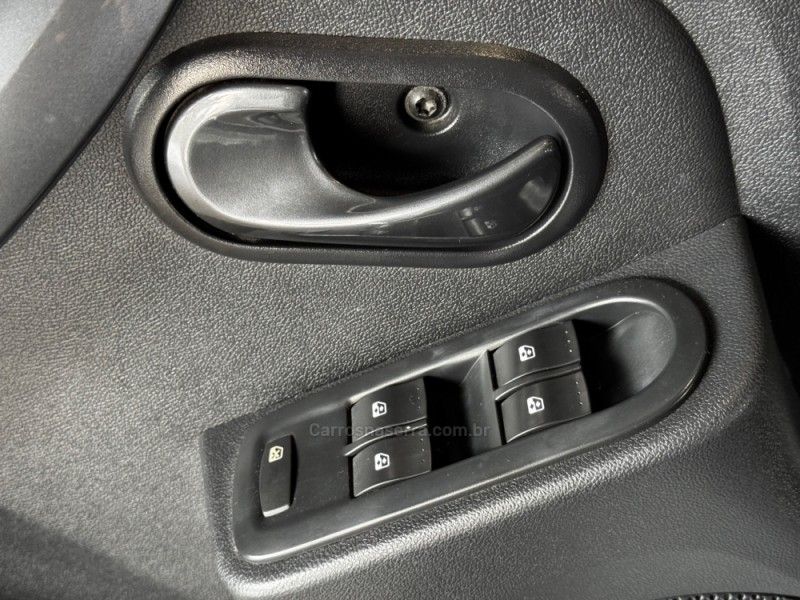 RENAULT DUSTER 2.0 DYNAMIQUE 4X2 16V 2013/2014 GRIFFCAR MULTIMARCAS DOIS IRMÃOS / Carros no Vale