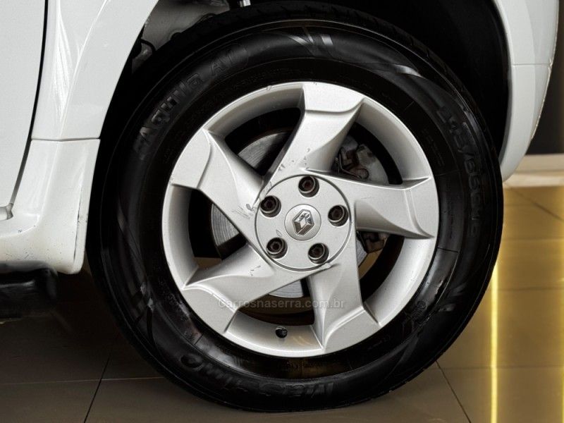 RENAULT DUSTER 2.0 DYNAMIQUE 4X2 16V 2013/2014 GRIFFCAR MULTIMARCAS DOIS IRMÃOS / Carros no Vale