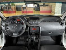 RENAULT DUSTER 2.0 DYNAMIQUE 4X2 16V 2013/2014 GRIFFCAR MULTIMARCAS DOIS IRMÃOS / Carros no Vale