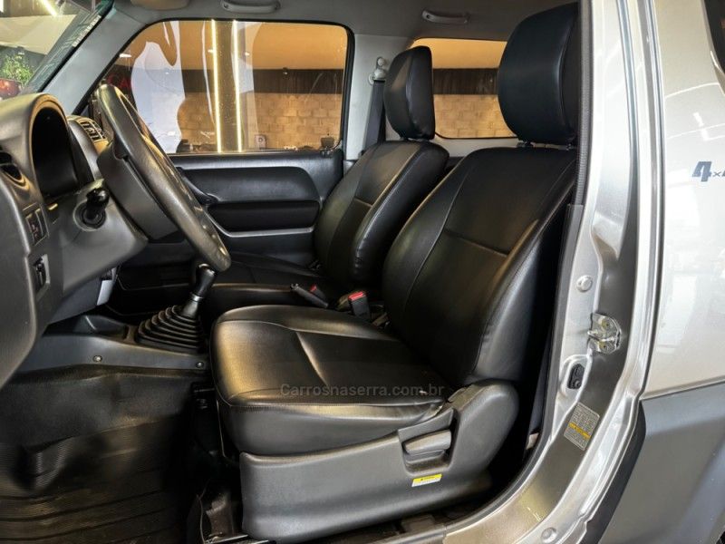 SUZUKI JIMNY 1.3 4WORK 4X4 16V 2017/2018 GRIFFCAR MULTIMARCAS DOIS IRMÃOS / Carros no Vale SUZUKI JIMNY 1.3 4WORK 4X4 16V 2017/2018 GRIFFCAR MULTIMARCAS DOIS IRMÃOS / Carros no Vale