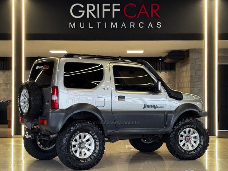 SUZUKI JIMNY 1.3 4WORK 4X4 16V 2017/2018 GRIFFCAR MULTIMARCAS DOIS IRMÃOS / Carros no Vale SUZUKI JIMNY 1.3 4WORK 4X4 16V 2017/2018 GRIFFCAR MULTIMARCAS DOIS IRMÃOS / Carros no Vale