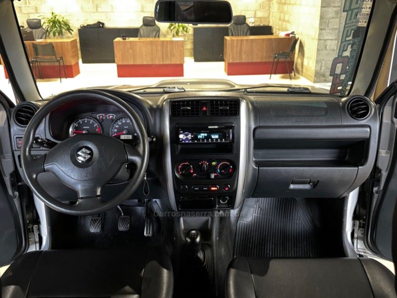 SUZUKI JIMNY 1.3 4WORK 4X4 16V 2017/2018 GRIFFCAR MULTIMARCAS DOIS IRMÃOS / Carros no Vale SUZUKI JIMNY 1.3 4WORK 4X4 16V 2017/2018 GRIFFCAR MULTIMARCAS DOIS IRMÃOS / Carros no Vale