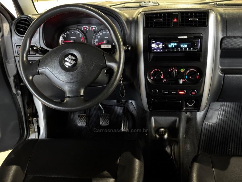 SUZUKI JIMNY 1.3 4WORK 4X4 16V 2017/2018 GRIFFCAR MULTIMARCAS DOIS IRMÃOS / Carros no Vale SUZUKI JIMNY 1.3 4WORK 4X4 16V 2017/2018 GRIFFCAR MULTIMARCAS DOIS IRMÃOS / Carros no Vale