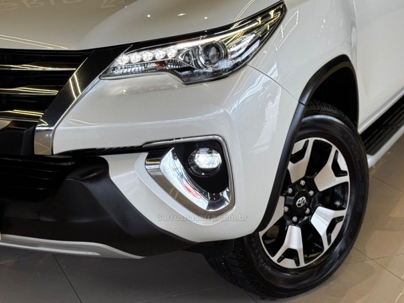 TOYOTA HILUX SW4 2.8 4X4 DIAMOND 16V TURBO 7 LUGARES 2019/2019 GRIFFCAR MULTIMARCAS DOIS IRMÃOS / Carros no Vale