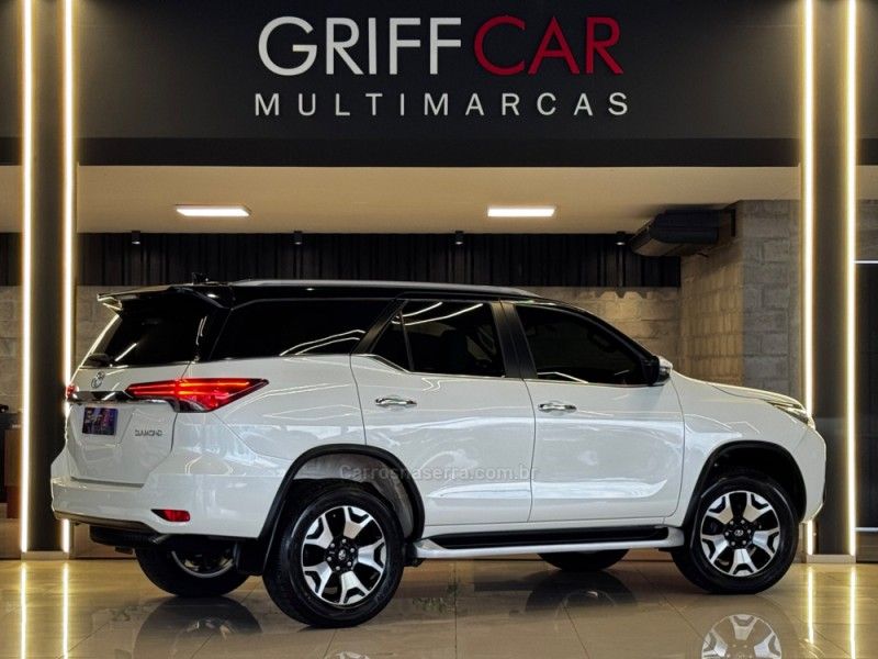 TOYOTA HILUX SW4 2.8 4X4 DIAMOND 16V TURBO 7 LUGARES 2019/2019 GRIFFCAR MULTIMARCAS DOIS IRMÃOS / Carros no Vale