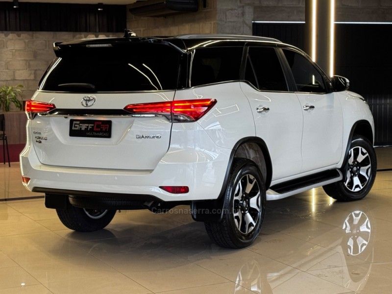 TOYOTA HILUX SW4 2.8 4X4 DIAMOND 16V TURBO 7 LUGARES 2019/2019 GRIFFCAR MULTIMARCAS DOIS IRMÃOS / Carros no Vale