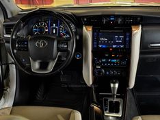 TOYOTA HILUX SW4 2.8 4X4 DIAMOND 16V TURBO 7 LUGARES 2019/2019 GRIFFCAR MULTIMARCAS DOIS IRMÃOS / Carros no Vale