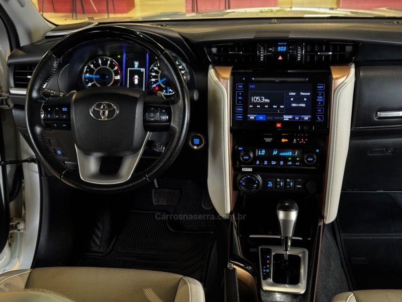 TOYOTA HILUX SW4 2.8 4X4 DIAMOND 16V TURBO 7 LUGARES 2019/2019 GRIFFCAR MULTIMARCAS DOIS IRMÃOS / Carros no Vale