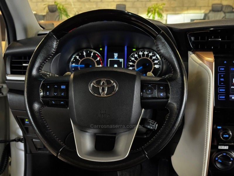 TOYOTA HILUX SW4 2.8 4X4 DIAMOND 16V TURBO 7 LUGARES 2019/2019 GRIFFCAR MULTIMARCAS DOIS IRMÃOS / Carros no Vale