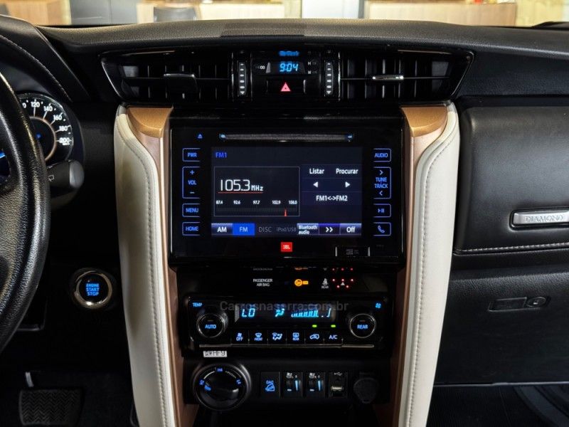 TOYOTA HILUX SW4 2.8 4X4 DIAMOND 16V TURBO 7 LUGARES 2019/2019 GRIFFCAR MULTIMARCAS DOIS IRMÃOS / Carros no Vale