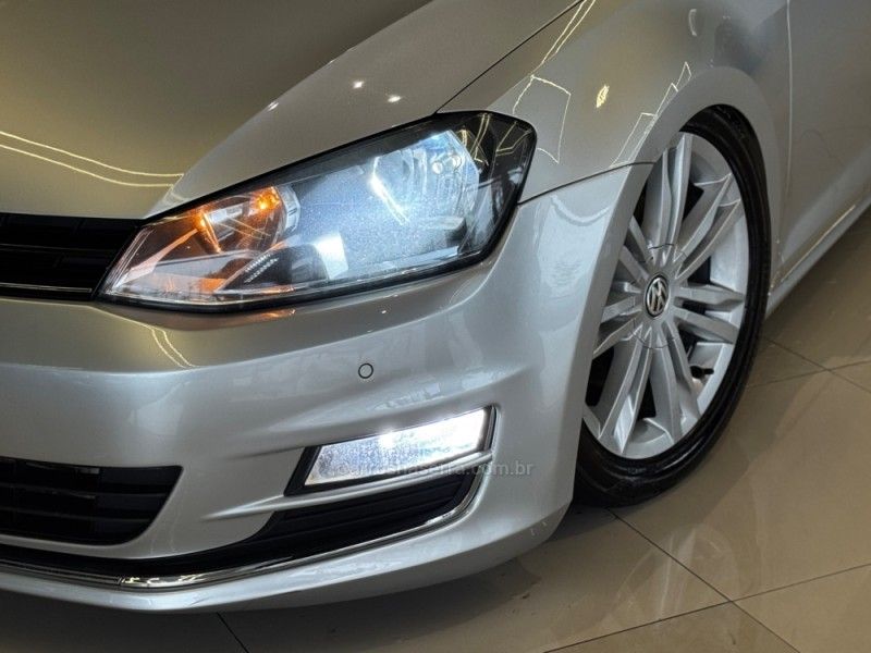 VOLKSWAGEN GOLF 1.4 TSI HIGHLINE 16V 2013/2014 GRIFFCAR MULTIMARCAS DOIS IRMÃOS / Carros no Vale