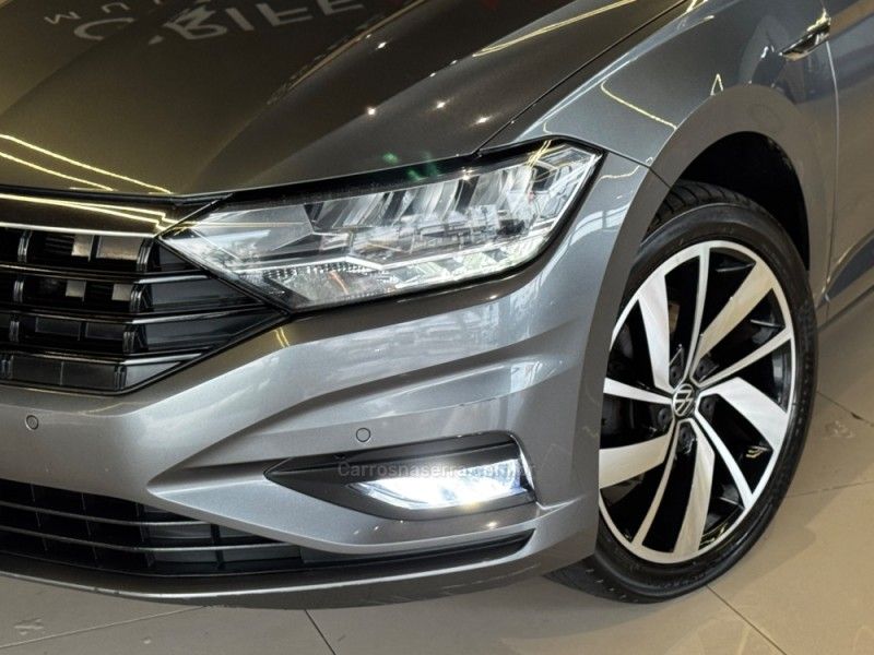 VOLKSWAGEN JETTA 1.4 R-LINE 250 16V TSI 2019/2020 GRIFFCAR MULTIMARCAS DOIS IRMÃOS / Carros no Vale