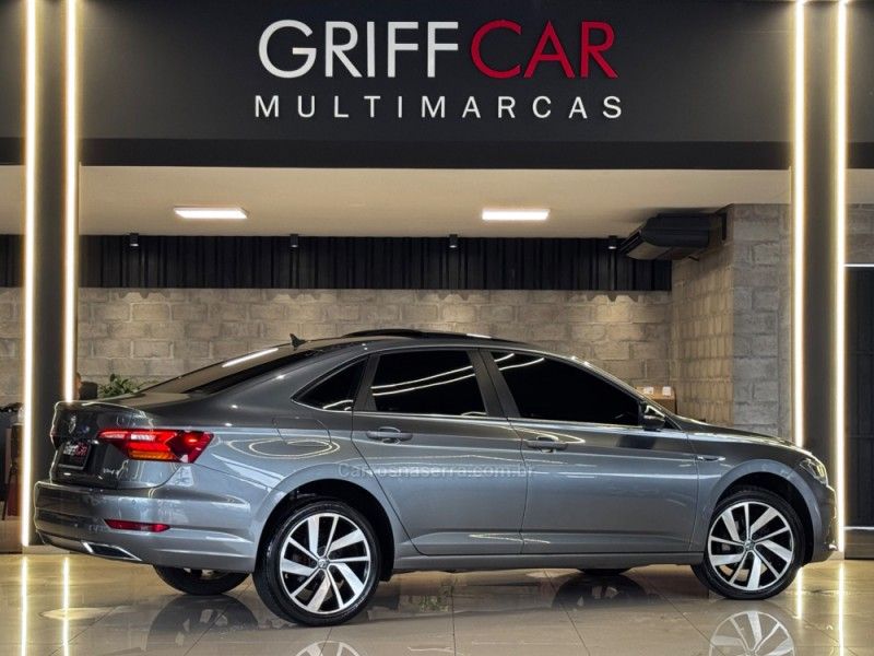 VOLKSWAGEN JETTA 1.4 R-LINE 250 16V TSI 2019/2020 GRIFFCAR MULTIMARCAS DOIS IRMÃOS / Carros no Vale