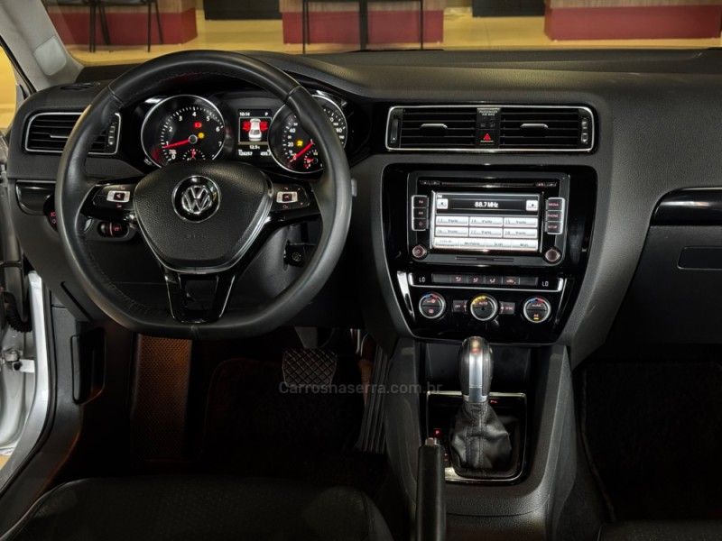 VOLKSWAGEN JETTA 2.0 TSI HIGHLINE 211CV DSG 2015/2015 GRIFFCAR MULTIMARCAS DOIS IRMÃOS / Carros no Vale VOLKSWAGEN JETTA 2.0 TSI HIGHLINE 211CV DSG 2015/2015 GRIFFCAR MULTIMARCAS DOIS IRMÃOS / Carros no Vale