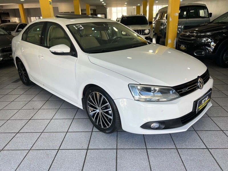 VOLKSWAGEN JETTA 2.0 COMFORTLINE TIPTRONIC 2013/2013 PRIME MULTIMARCAS CAXIAS DO SUL / Carros no Vale