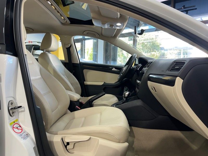 VOLKSWAGEN JETTA 2.0 COMFORTLINE TIPTRONIC 2013/2013 PRIME MULTIMARCAS CAXIAS DO SUL / Carros no Vale