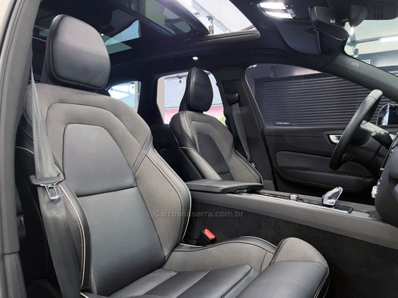 VOLVO XC60 2.0 T8 ULTIMATE DARK AWD HIBRIDO 2022/2023 ÓTIMA CAR FLORES DA CUNHA / Carros no Vale