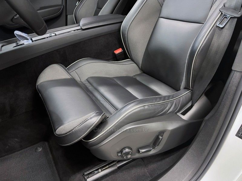 VOLVO XC60 2.0 T8 ULTIMATE DARK AWD HIBRIDO 2022/2023 ÓTIMA CAR FLORES DA CUNHA / Carros no Vale