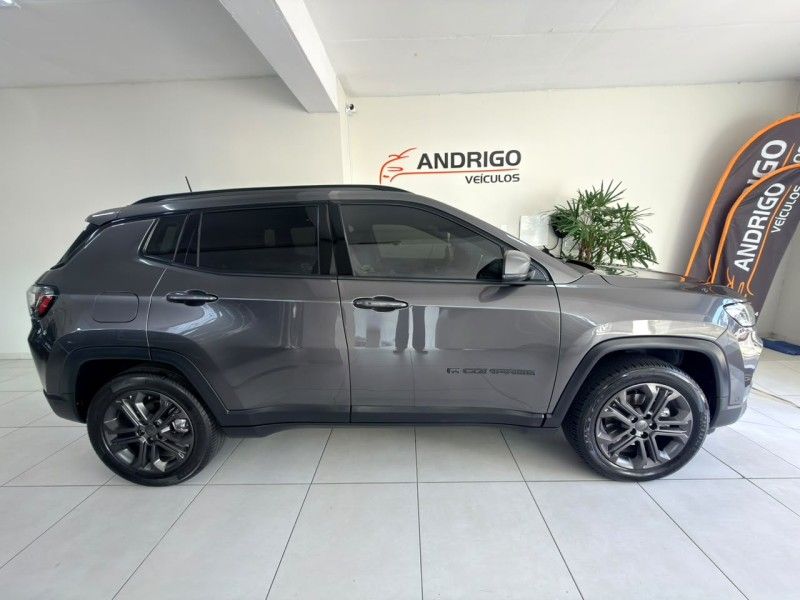 JEEP COMPASS 1.3 80 ANOS T270 16V TURBO 4X2 2021/2022 ANDRIGO VEÍCULOS CAXIAS DO SUL / Carros no Vale