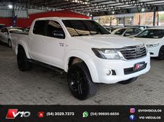 TOYOTA HILUX 2.7 SR 4X2 CD 16V 2013/2014 V10 VEÍCULOS CAXIAS DO SUL / Carros no Vale