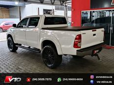 TOYOTA HILUX 2.7 SR 4X2 CD 16V 2013/2014 V10 VEÍCULOS CAXIAS DO SUL / Carros no Vale