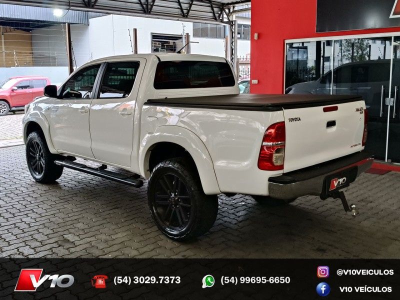 TOYOTA HILUX 2.7 SR 4X2 CD 16V 2013/2014 V10 VEÍCULOS CAXIAS DO SUL / Carros no Vale TOYOTA HILUX 2.7 SR 4X2 CD 16V 2013/2014 V10 VEÍCULOS CAXIAS DO SUL / Carros no Vale