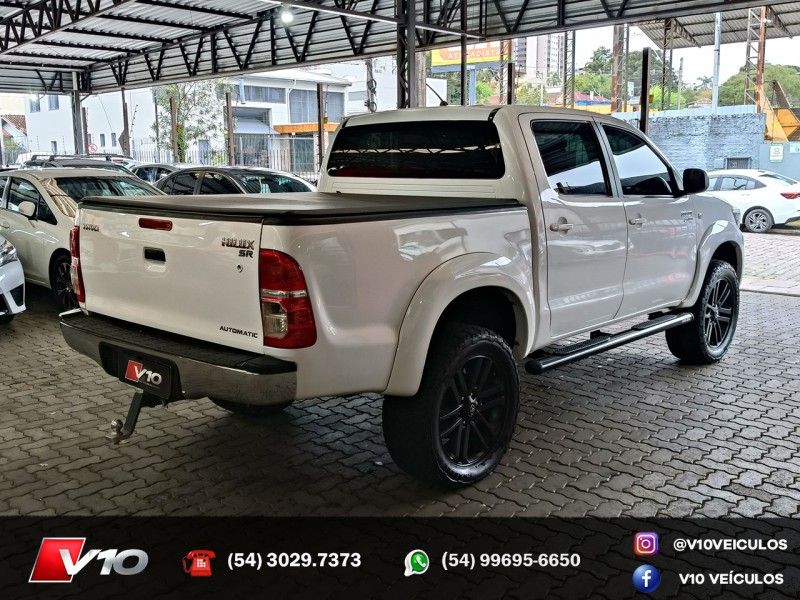 TOYOTA HILUX 2.7 SR 4X2 CD 16V 2013/2014 V10 VEÍCULOS CAXIAS DO SUL / Carros no Vale TOYOTA HILUX 2.7 SR 4X2 CD 16V 2013/2014 V10 VEÍCULOS CAXIAS DO SUL / Carros no Vale