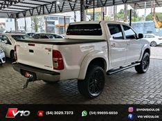 TOYOTA HILUX 2.7 SR 4X2 CD 16V 2013/2014 V10 VEÍCULOS CAXIAS DO SUL / Carros no Vale