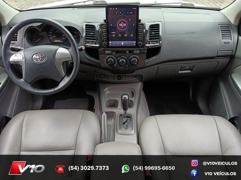 TOYOTA HILUX 2.7 SR 4X2 CD 16V 2013/2014 V10 VEÍCULOS CAXIAS DO SUL / Carros no Vale TOYOTA HILUX 2.7 SR 4X2 CD 16V 2013/2014 V10 VEÍCULOS CAXIAS DO SUL / Carros no Vale