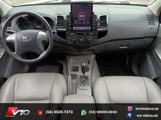 TOYOTA HILUX 2.7 SR 4X2 CD 16V 2013/2014 V10 VEÍCULOS CAXIAS DO SUL / Carros no Vale