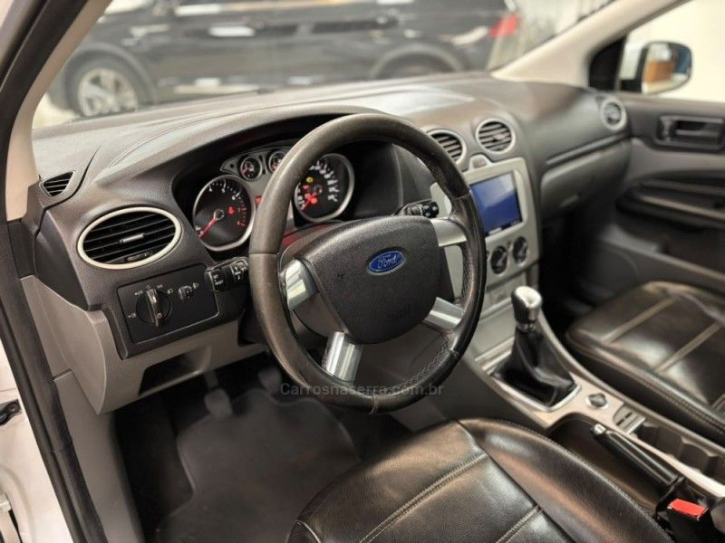FORD FOCUS 1.6 S SEDAN 16V 2010/2011 LUIGGI AUTOMÓVEIS CARLOS BARBOSA / Carros no Vale FORD FOCUS 1.6 S SEDAN 16V 2010/2011 LUIGGI AUTOMÓVEIS CARLOS BARBOSA / Carros no Vale
